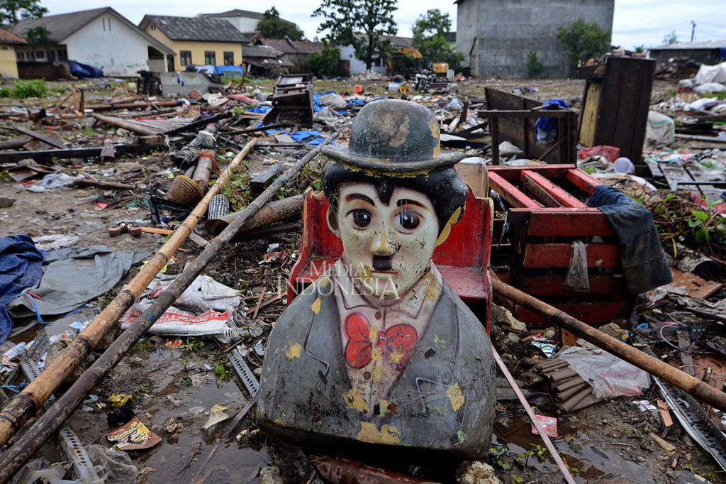 Wahana permainan bergambar Charlie Chaplin di kawasan Sumur, Pandeglang, Banten. Canda dan tawa tak ubahnya halusinasi, semua menjadi sirna tatkala ombak berkekuatan maha dahsyat menerjang apapun yang ada di hadapannya.