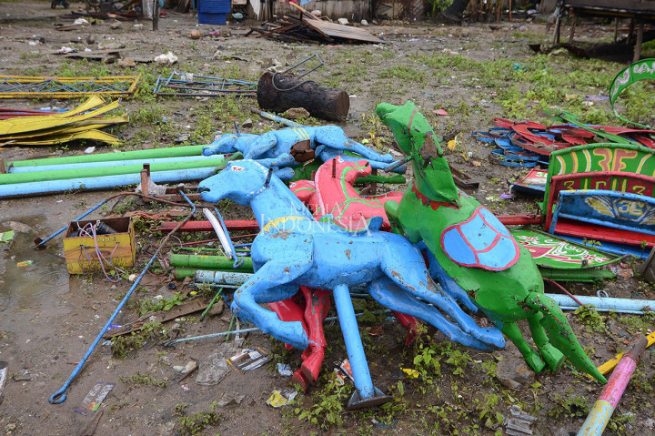 Yang tersisa kini hanya mereka. Mereka, yang menjadi teman bermain dan sahabat pencari kebahagiaan masih kokoh berdiri. Kendati ikut merasakan kekuatan dari tiga gelombang raksasa tersebut, beberapa diantaranya tidak utuh, masih tersisa jejak-jejak keganasan tsunami.