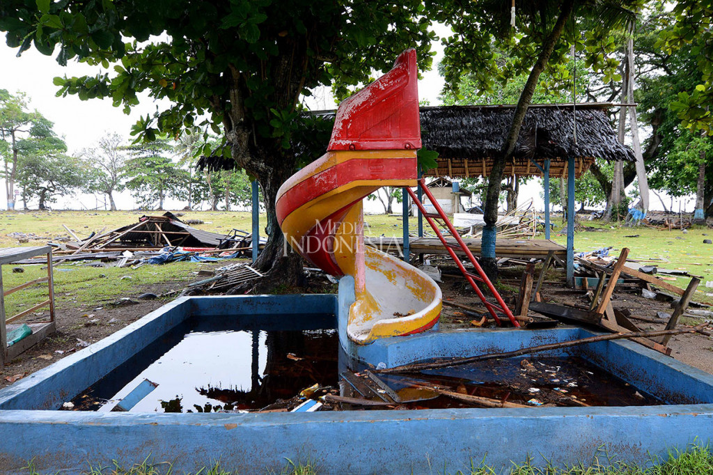 Mereka masih menunggu sang tuan untuk membuat mereka kembali menarik dengan corak warna-warninya, kembali setia memfungsikan diri untuk memberikan hiburan, menghadirkan tawa canda dan kebersamaan yang sempat terampas.