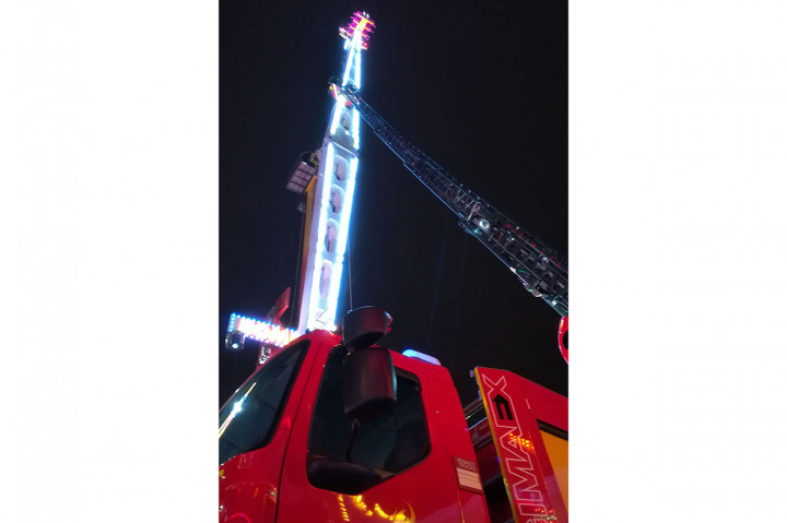 Mobil pemadam kebakaran dikerahkan untuk mengevakuasi pengunjung sebuah pasar malam yang terjebak di wana permainan di Brittany, Rennes, Senin, 31 Desember 2018 malam waktu setempat.