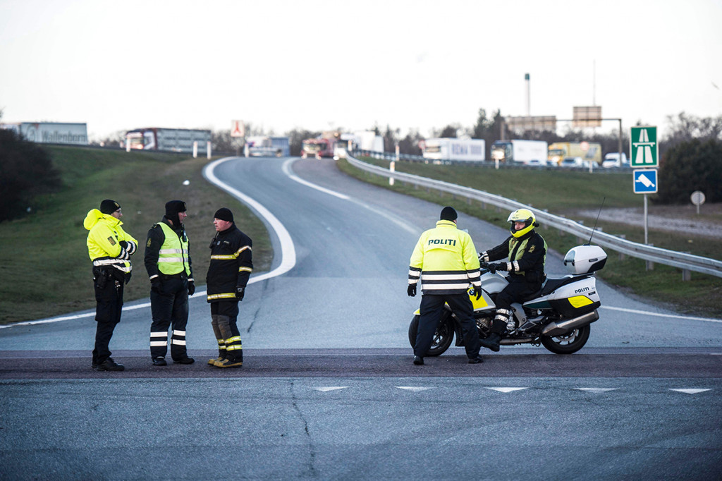 Otoritas setempat menutup jembatan pascakecelakaan untuk proses evakuasi korban. Afp Photo/Tim K. Jensen
