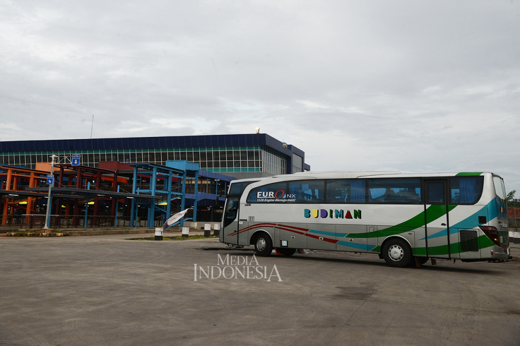 Terminal ini terletak di Pondok Cabe dan berdiri di atas lahan seluas 25.995 m2. Memiliki gaya dan konsep bangunan yang sangat minimalis dengan sistem pencahayaan dari berbagai sisi bangunan yang hampir dipenuhi kaca.