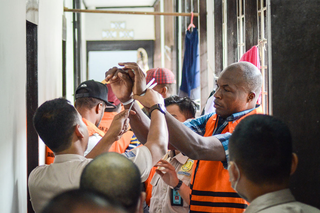 Kementerian Hukum dan HAM Wilayah Jawa Barat bersama Poltabes Bandung, dan BAIS TNI mengamankan delapan WNA asal Nigeria terkait pelanggaran izin tinggal di Indonesia, yang melanggar pasal 71 huruf b Undang-undang no. 6 tahun 2011 tentang keimigrasian.