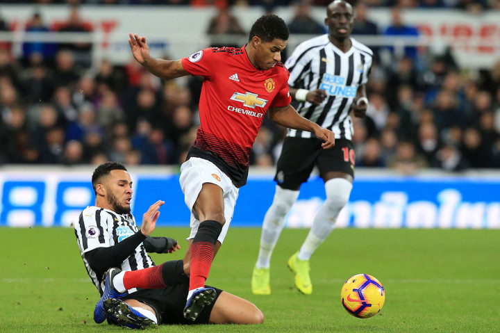 Di babak pertama pemain kedua kesebelasan saling berbalas serangan. Namun peluang-peluang yang didapat belum dapat dikonversi menjadi gol.