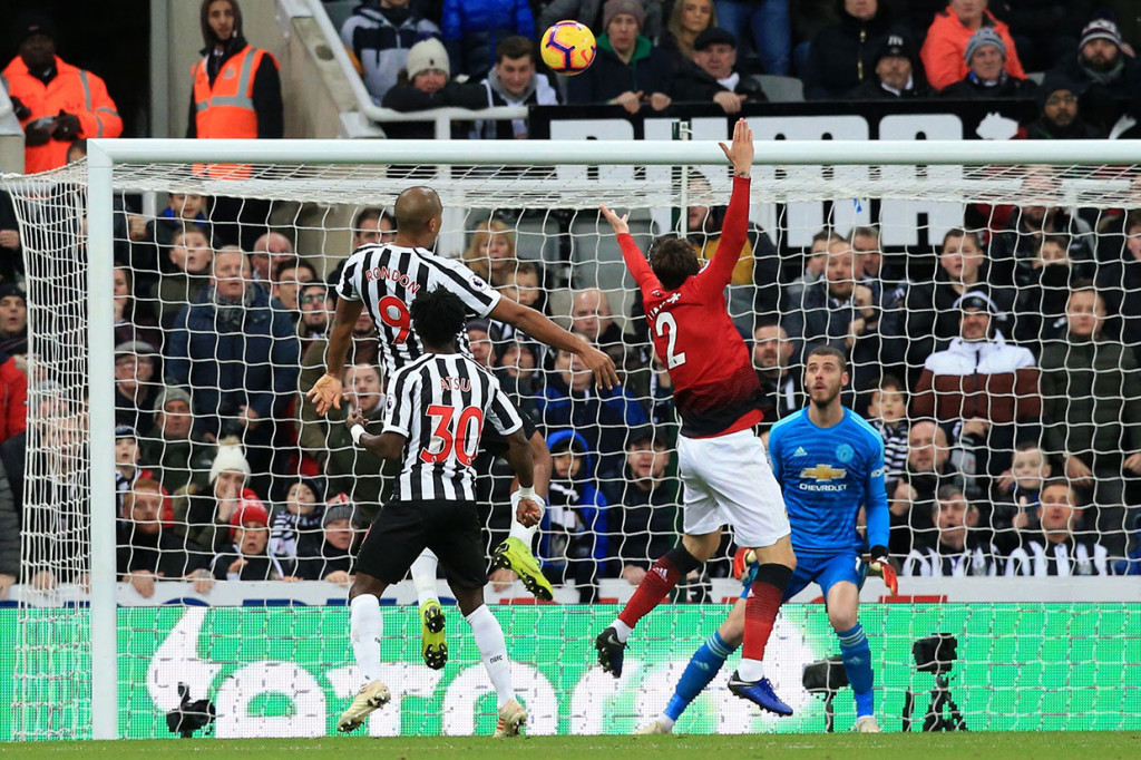 Sundulan striker Newcastle asal Venezuela Salomon Rondon masih melambung di atas mistar David de Gea.