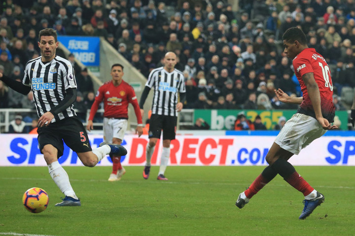 Rashford memastikan kemenangan timnya pada menit ke-80, menyelesaikan umpan matang Alexis Sanhez dari dalam kotak penalti. 