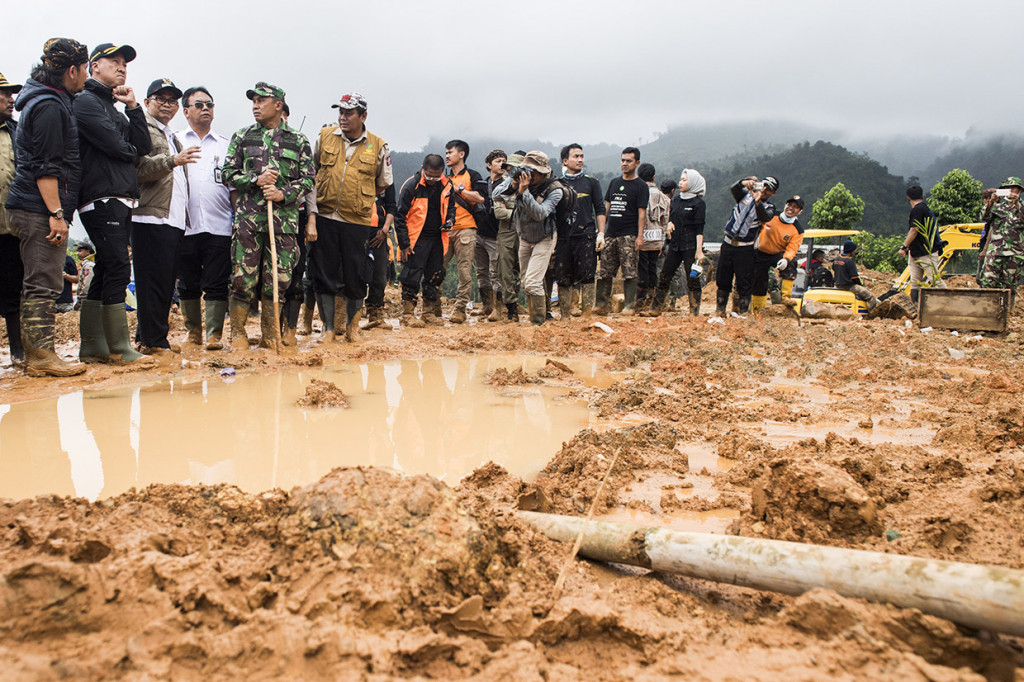 Menteri Sosial Agus Gumiwang (kedua kiri) berbincang dengan warga saat meninjau lokasi tanah longsor di kampung Cimapag, Desa Sirnaresmi, Kecamatan Cisolok, Kabupaten Sukabumi, Jawa Barat. Antara Foto/M Agung Rajasa