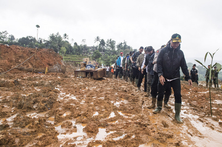 Dalam kunjungan kerja di lokasi tanah longsor tersebut Mensos memberikan santunan kepada ahli waris dan warga yang selamat dari bencana tersebut. Antara Foto/M Agung Rajasa