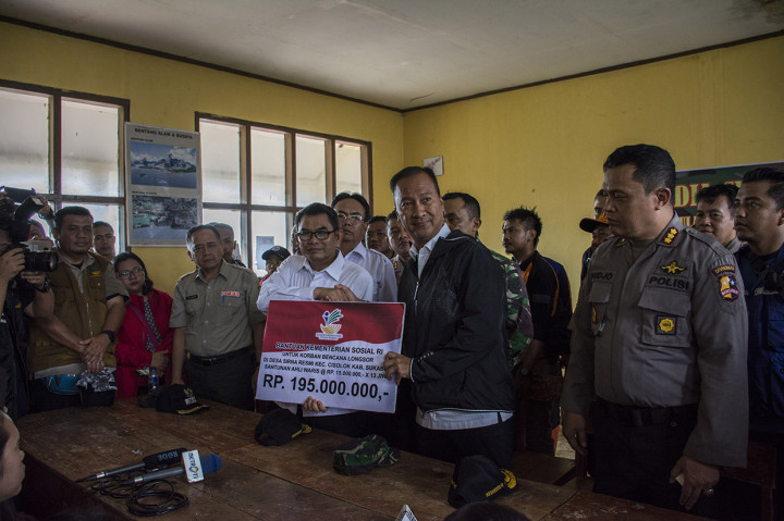 Menteri Agus Gumiwang menyerahkan santuan Rp 195 juta kepada 13 ahli waris korban tewas bencana longsor di Kampung Garehong, Dusun Cimapag, Kabupaten Sukabumi, Jawa Barat. Antara Foto/Nurul Ramadhan