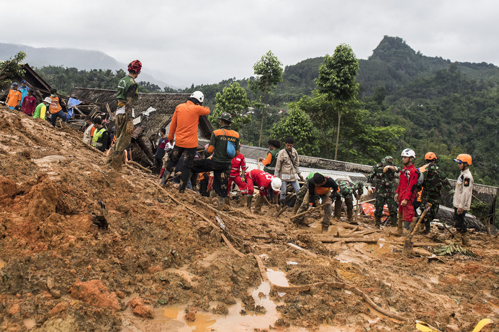 Badan Penanggulangan Bencana Daerah (BPBD) Kabupaten Sukabumi menyatakan, 20 warga terdampak bencana tanah longsor di Kampung Garehong, Dusun Cimapag, Desa Sirnaresmi, Kecamatan Cisolok, belum ditemukan hingga Kamis pagi. Antara Foto/M Agung Rajasa