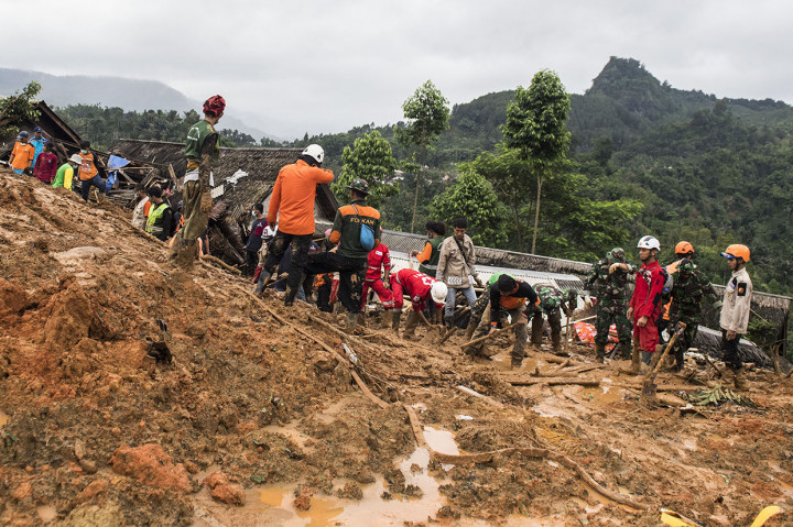 Badan Penanggulangan Bencana Daerah (BPBD) Kabupaten Sukabumi menyatakan, 20 warga terdampak bencana tanah longsor di Kampung Garehong, Dusun Cimapag, Desa Sirnaresmi, Kecamatan Cisolok, belum ditemukan hingga Kamis pagi. Antara Foto/M Agung Rajasa