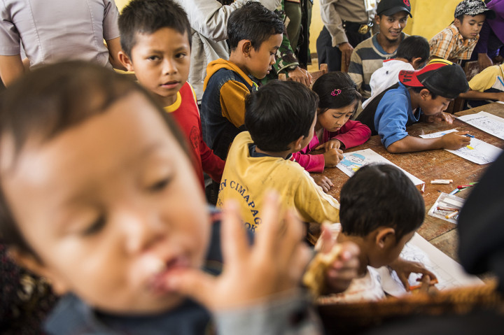 Anak-anak korban bencana tanah longsor mengikuti kegiatan menggambar bersama di posko bencana tanah longsor di kampung Cimapag, Desa Sirnaresmi, Kecamatan Cisolok, Kabupaten Sukabumi, Jawa Barat.