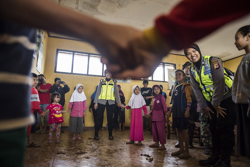Sejumlah pembimbing psikologi Polres Sukabumi mengajak anak-anak korban bencana bermain dan bernyanyi di posko bencana tanah longsor di kampung Cimapag, Desa Sirnaresmi, Kecamatan Cisolok, Kabupaten Sukabumi.