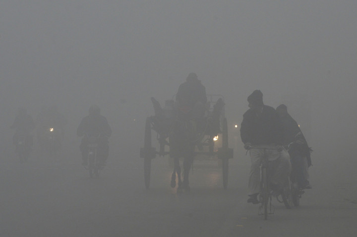 Suasana jalan di New Delhi yang diselimuti kabut tebal akibat polusi terparah. Afp Photo/Arif Ali
