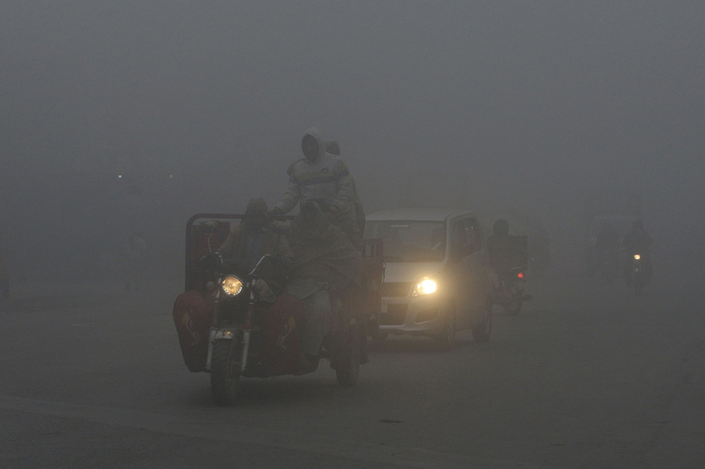 Denda diberikan karena pemerintah lokal dianggap gagal mengurangi kadar kabut asap di kota paling berpolusi di dunia. Afp Photo/Arif Ali