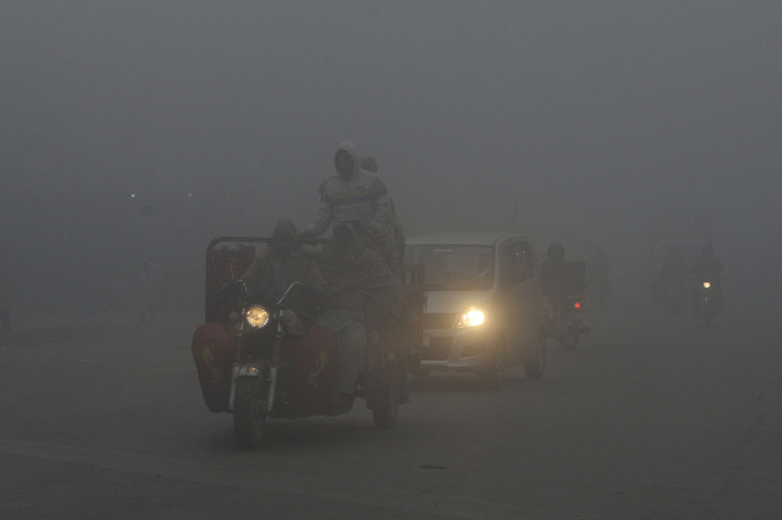 Denda diberikan karena pemerintah lokal dianggap gagal mengurangi kadar kabut asap di kota paling berpolusi di dunia. Afp Photo/Arif Ali