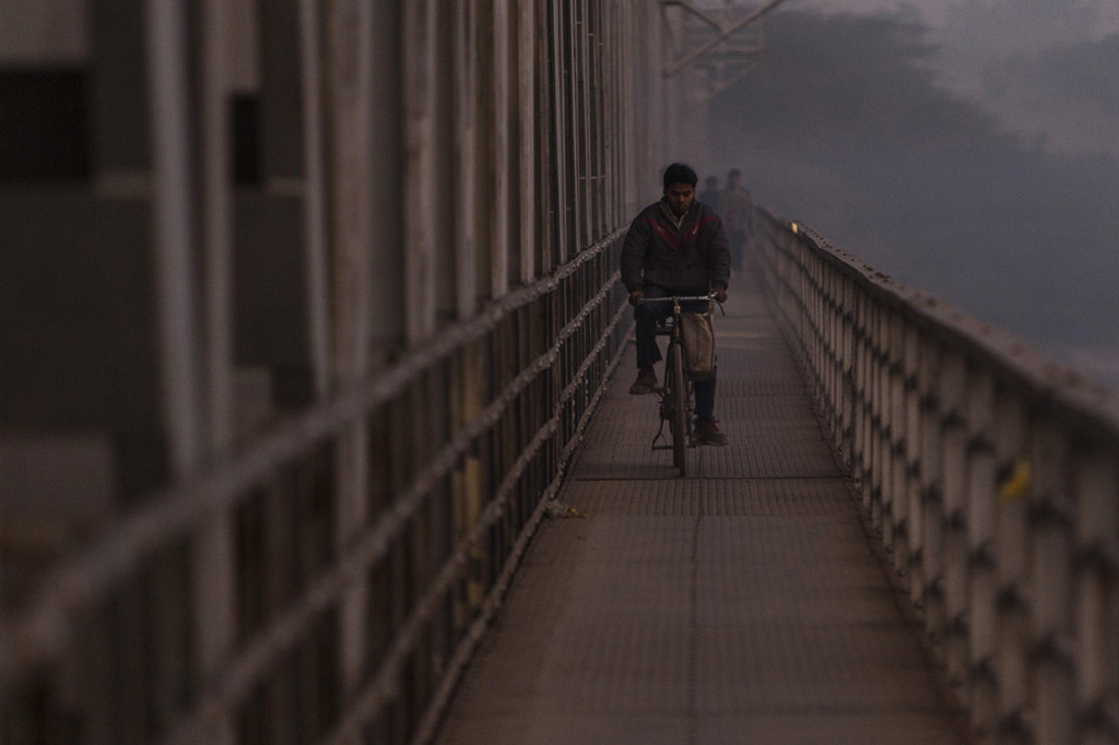 Asap tajam dari api ini bercampur dengan polutan dari mobil, pabrik dan lokasi konstruksi di Delhi. Afp Photo/Xavier Galiana
