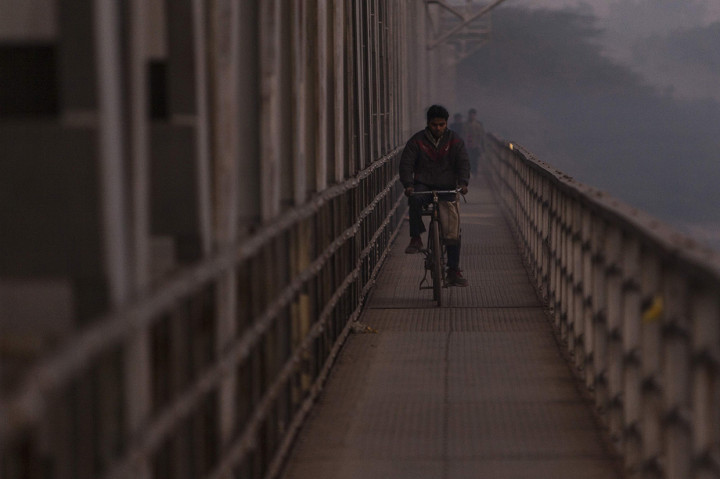 Asap tajam dari api ini bercampur dengan polutan dari mobil, pabrik dan lokasi konstruksi di Delhi. Afp Photo/Xavier Galiana

