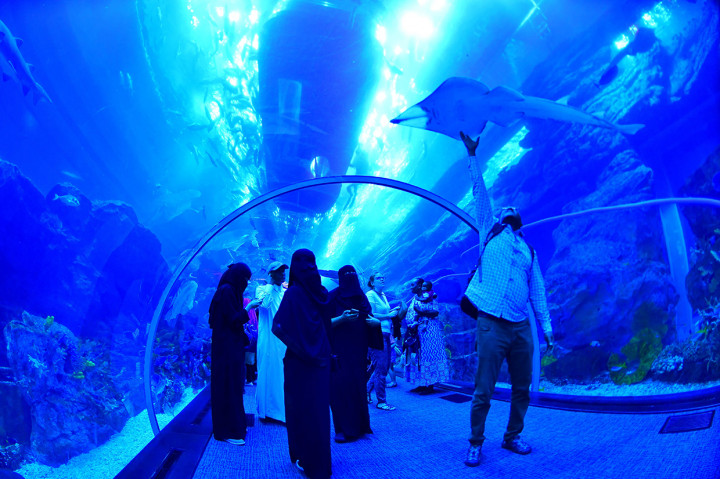 Wisatawan mengunjungi akuarium Dubai Mall di pusat kota Dubai, Uni Emirat Arab.