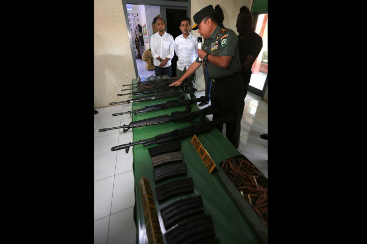 Dua mantan kombatan GAM dengan sukarela menyerahkan delapan pucuk senjata api, 10 magasin dan 800 butir peluru sisa konflik Aceh kepada Kodam Iskandar Muda.