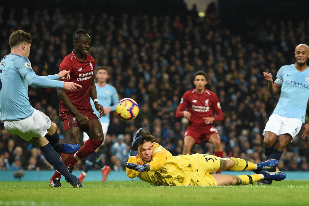 Liverpool lebih dulu menciptakan peluang berbahaya pada menit ke-17 saat tendangan Sadio Mane menerpa tiang gawang. Bola coba dihalau John Stones, namun membentur tangan kiper Ederson Moraes dan mengarah ke gawang. Beruntung Stones berhasil menyapu bola kembali sebelum masuk ke gawang.