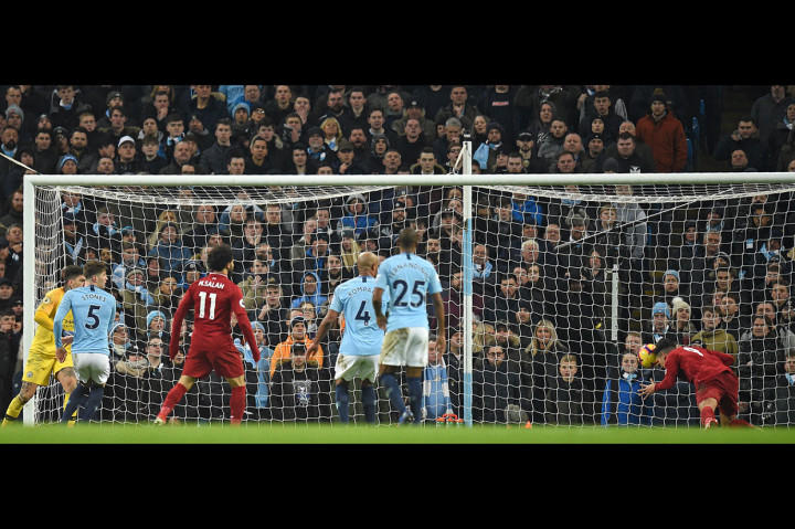 Tim tamu akhirnya berhasil menyamakan kedudukan pada menit ke-64 saat umpan lambung Trent Alexander-Arnold berhasil disambut dan diteruskan ke muka gawang oleh Andy Robertson yang dengan mudah ditanduk oleh Roberto Firmino.
