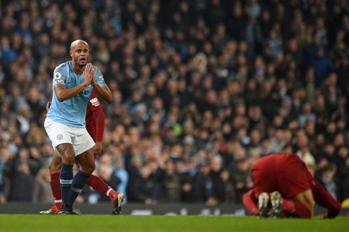 Pada menit ke-31 Vincent Kompany melakukan tekel keras terhadap Mohamed Salah. Beruntung dia hanya menerima kartu kuning dari wasit.