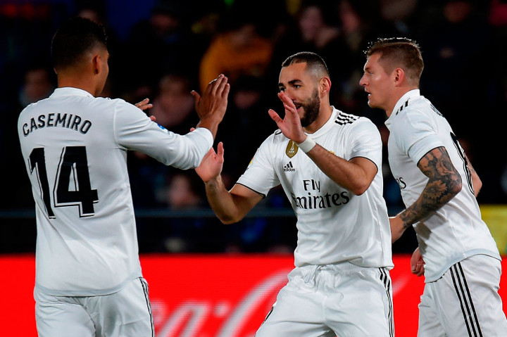Benzema merayakan golnya ke gawang Villarreal bersama rekan-rekan setimnya.