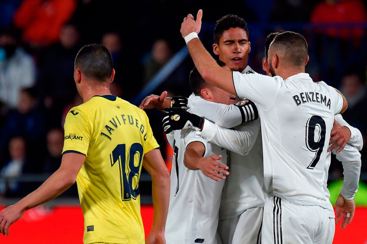 Tim tamu lantas berbalik unggul 2-1 pada menit ke-20 lewat tandukan Varane menyambut tendangan bebas Toni Kroos untuk menaklukkan kiper Sergio Asenjo.