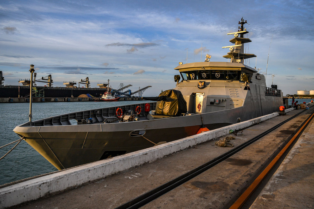 Misi yang dipimpin Mayor Laut Agus Daryanto itu dilakukan bersama 36 kru dengan tujuan awal Pelabuhan Bakauheni. Setelah dua jam perjalanan, kapal yang memiliki panjang 45,5 meter dan lebar 7,9 meter itu akhirnya tiba di Lampung. 