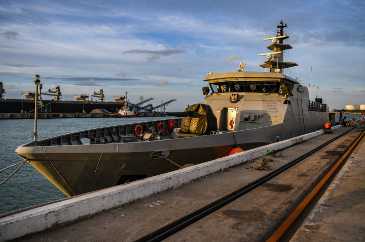 Misi yang dipimpin Mayor Laut Agus Daryanto itu dilakukan bersama 36 kru dengan tujuan awal Pelabuhan Bakauheni. Setelah dua jam perjalanan, kapal yang memiliki panjang 45,5 meter dan lebar 7,9 meter itu akhirnya tiba di Lampung. 