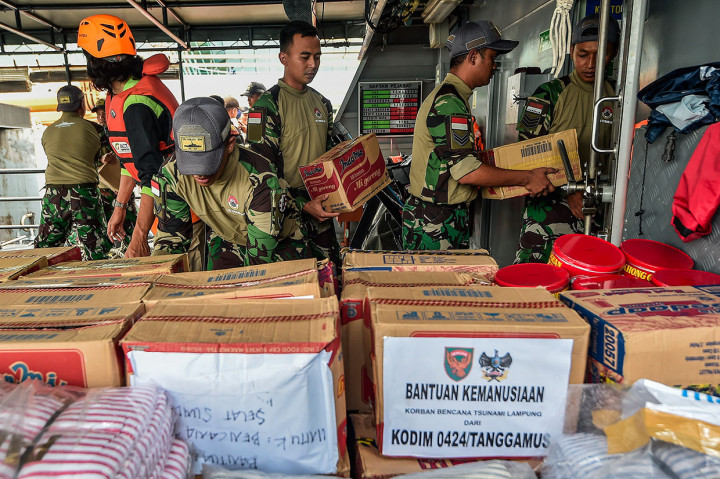 Pengiriman logistik dan bantuan pun mulai disiapkan oleh para prajurit TNI, Basarnas, serta dibantu para relawan.