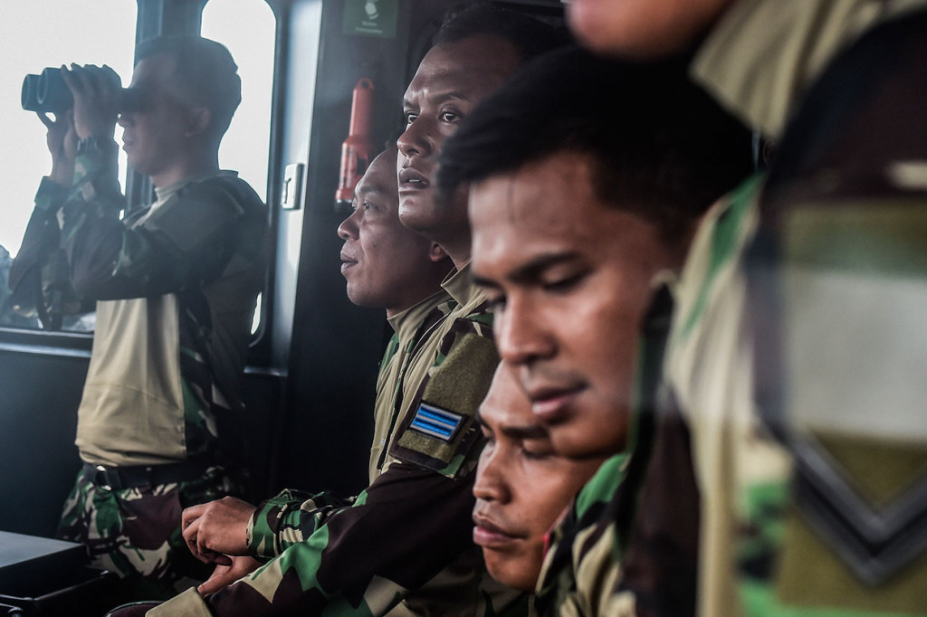 Setelah semua logistik dan bantuan dipastikan terangkut, perjalanan kembali dilanjutkan menuju Pulau Sebuku. Di tengah perjalanan, KRI Torani 860 yang dibekali kemampuan navigasi yang mumpuni itu melakukan tugas pertama yaitu memantau erupsi Gunung Anak Krakatau. 