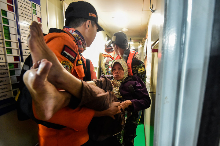Malam itu juga, tim melakukan evakuasi satu persatu warga. Dengan bantuan tenaga dari para relawan, akhirnya 67 warga berhasil dibawa ke atas kapal dengan selamat menuju Lampung.