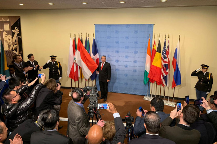 Wakil Tetap RI untuk PBB Dian Triansyah Djani memancangkan bendera Merah Putih di Markas PBB New York, AS, pada 2 Januari 2019 waktu setempat. Lewat acara simbolik tersebut Indonesia telah resmi memulai tugas sebagai anggota tidak tetap Dewan Keamanan PBB periode 1 Januari 2019-31 Desember 2020.