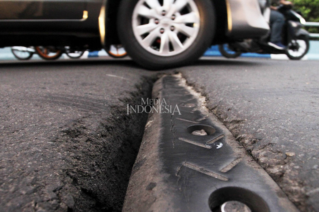 Sejumlah kendaraan roda empat dan roda dua melintasi sambungan flyover yang renggang di kawasan Kemayoran, Jalan HBR Motik, Jakarta, Kamis, 3 Januari 2019.