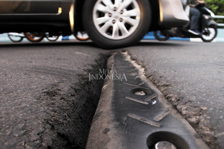 Sejumlah kendaraan roda empat dan roda dua melintasi sambungan flyover yang renggang di kawasan Kemayoran, Jalan HBR Motik, Jakarta, Kamis, 3 Januari 2019.
