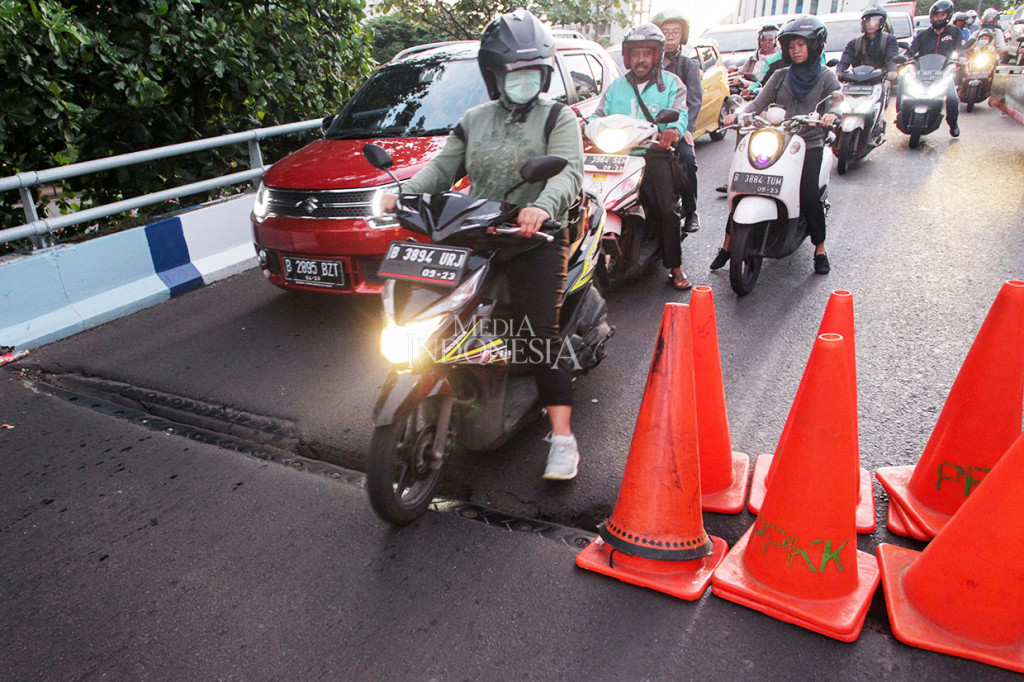 Renggangnya sambungan flyover tersebut membuat kemacetan lalu lintas karena banyak kendaraan yang mengurangi kecepatan saat melintasinya.