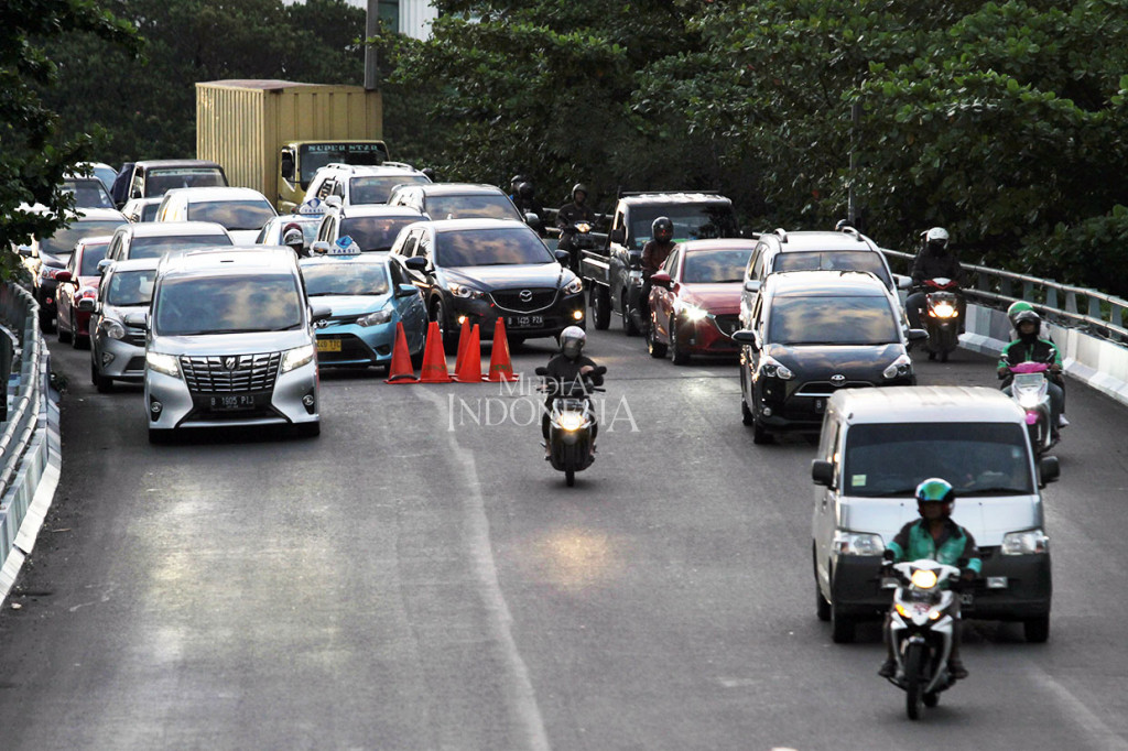 Kepala Suku Dinas Bina Marga Jakarta Pusat Suko Wibowo menyatakan bahwa flyover Kemayoran, yang terlihat retak dan renggang disebabkan karet penutup sambungan siar muai (expansion joint) hancur karena jalan selalu dilintasi kendaraan.