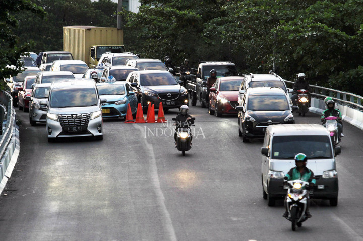 Kepala Suku Dinas Bina Marga Jakarta Pusat Suko Wibowo menyatakan bahwa flyover Kemayoran, yang terlihat retak dan renggang disebabkan karet penutup sambungan siar muai (expansion joint) hancur karena jalan selalu dilintasi kendaraan.