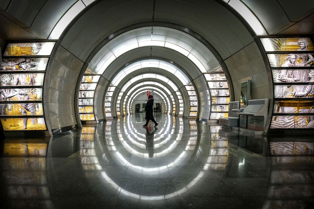 Sistem metro Moskow di era Joseph Stalin terkenal dengan lampu dan mosaik berkilauan, namun kurang pencahayaan dari luar, termasuk kursi dan kaca-kaca di dinding bangunan yang kurang modern. Sejarah negara itu diceritakan dalam mosaik-mosaik yang menghiasi dinding stasiun metro dan bisa berfungsi sebagai bunker jika diperlukan.