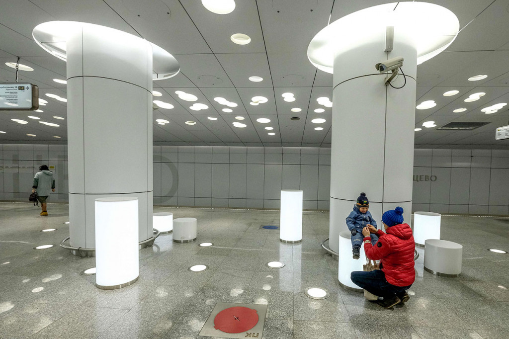 Stasiun metro pertama yang direnovasi adalah di daerah Solntsevo, yang dulunya terkenal dengan mafia lokalnya. Arsitek dari Nefa Moskow memenangkan kompetisi desain yang terinspirasi oleh matahari. 
