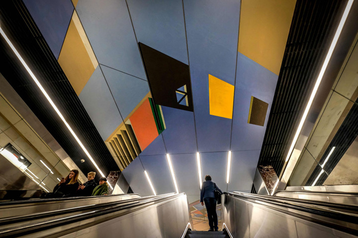 Calon penumpang menaiki eskalator di stasion metro Khoroshevskaya di Moskow.