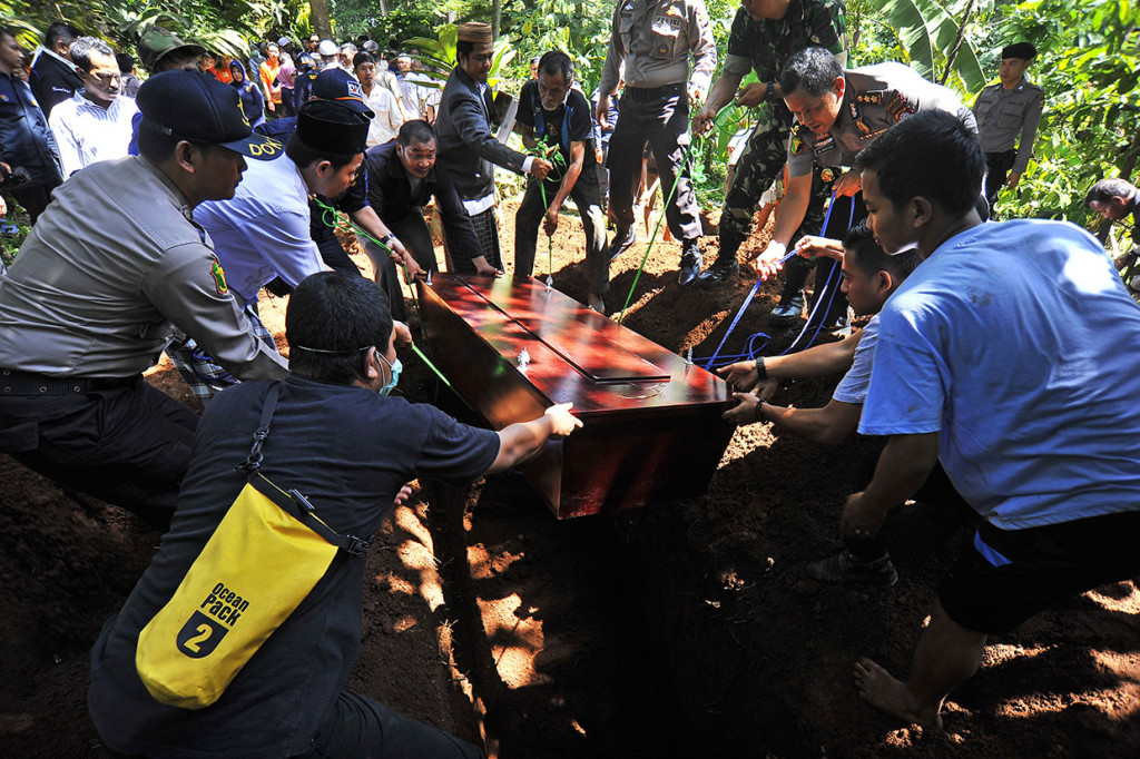 Warga bersama Tim DVI (Disaster Victim Investigation) Polda Banten memakamkan korban tsunami yang tak teridentifikasi (tak dikenal) di TPU (Tempat Pemakaman Umum) Ninik-Aki di Cigadung, Pandeglang, Banten, Jumat, 4 Januari 2019. 