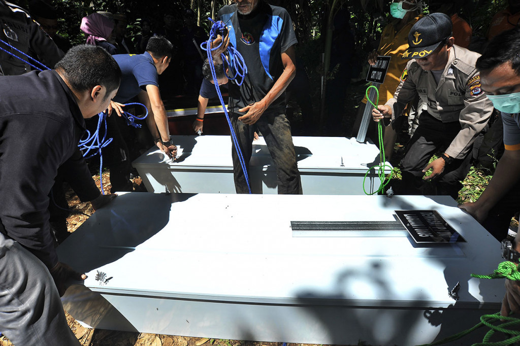 Dengan sejumlah pertimbangan Tim DVI Polda Banten bersama Tim RSUD Berkah Pandeglang memutuskan untuk memakamkan lima jenazah korban tsunami tak dikenal terdiri dari 2 laki-laki dewasa, 2 perempuan dewasa, dan 1 anak perempuan.