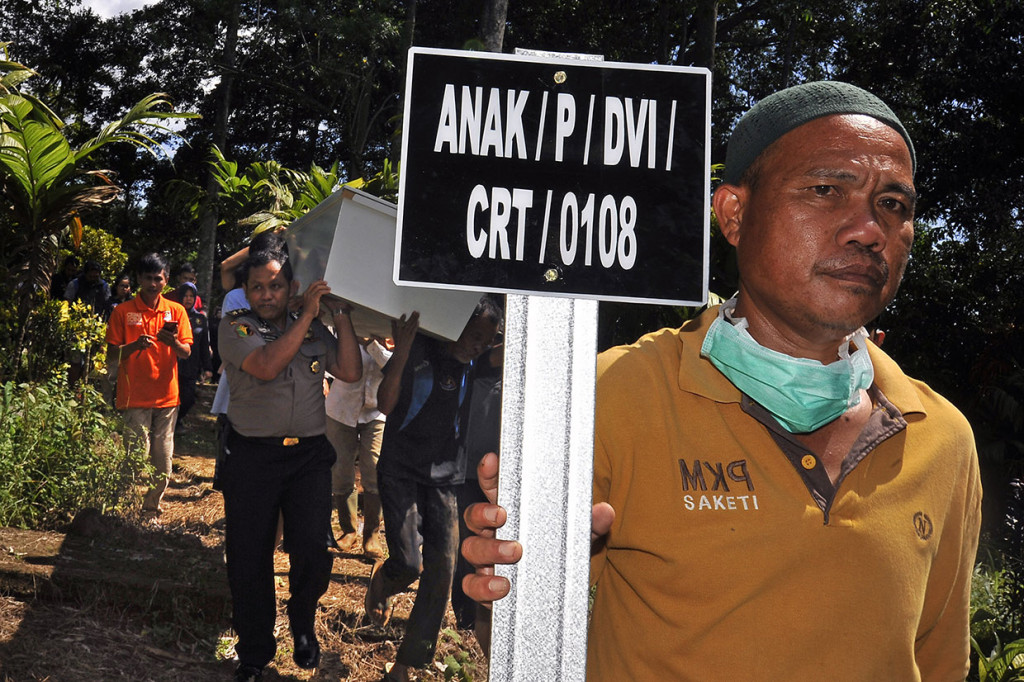 Petugas kesulitan melakukan identifikasi lima jenazah itu karena diduga mereka pendatang baru atau berlibur ke wisata pantai. Meski sulit teridentifikasi, petugas sudah mengambil DNA para korban. Pengambilan DNA  itu untuk kemudahan jika ada anggota keluarga yang mencari korban.