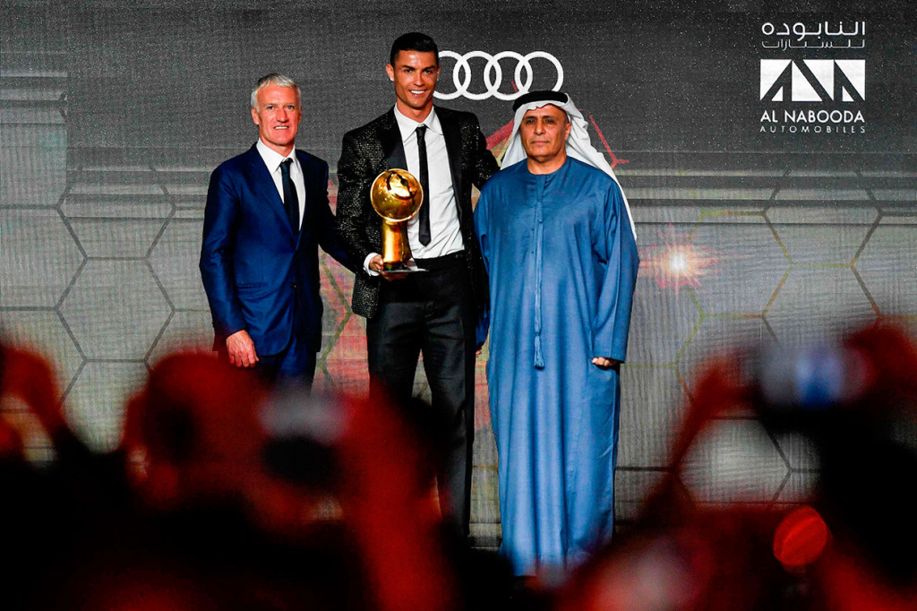 Cristiano Ronaldo menerima trofi Pemain Terbaik Dunia 2018 dalam Dubai Globe Soccer Awards yang dihelat di Dubai, Kamis, 3 Januari 2019 waktu setempat.