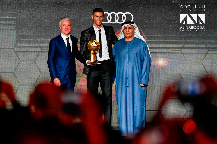 Cristiano Ronaldo menerima trofi Pemain Terbaik Dunia 2018 dalam Dubai Globe Soccer Awards yang dihelat di Dubai, Kamis, 3 Januari 2019 waktu setempat.
