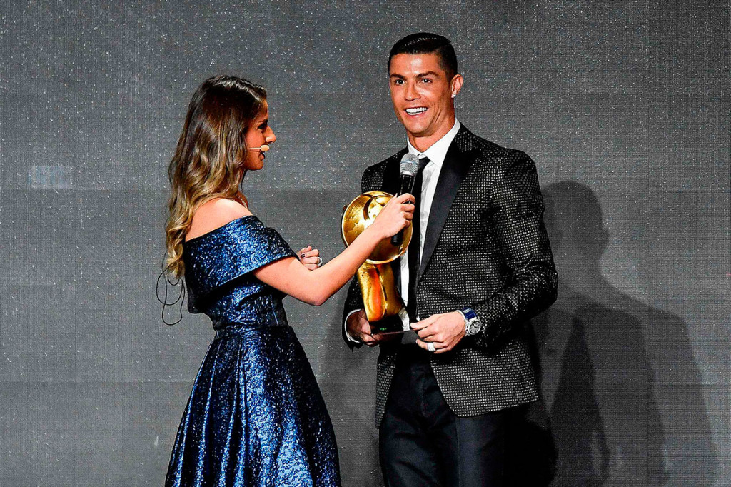 Selain gelar Pemain Terbaik Dunia, Ronaldo juga menyabet gelar Fans' Award atau pemain terbaik pilihan penggemar.