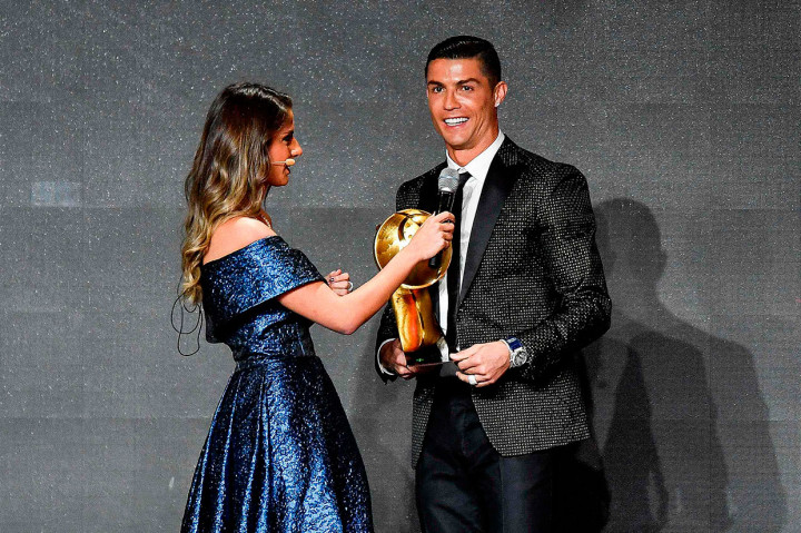 Selain gelar Pemain Terbaik Dunia, Ronaldo juga menyabet gelar Fans' Award atau pemain terbaik pilihan penggemar.